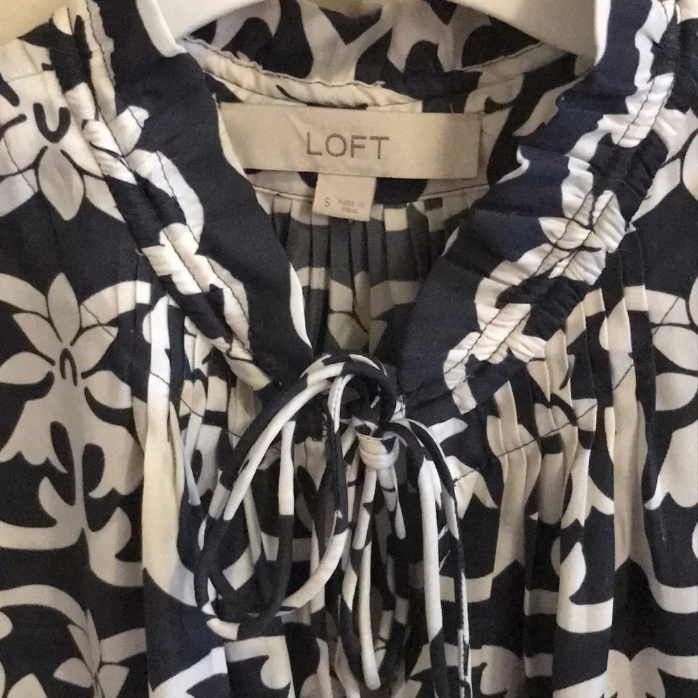 Loft Sleeveless blouse - Picture 1 of 4